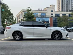 2023 Toyota Camry Hybrid 2.5HS Fashion, белый — фото 5