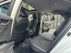 2023 Toyota Camry Hybrid 2.5HS Fashion, белый — фото 11