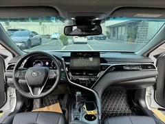 2023 Toyota Camry Hybrid 2.5HS Fashion, белый — фото 14