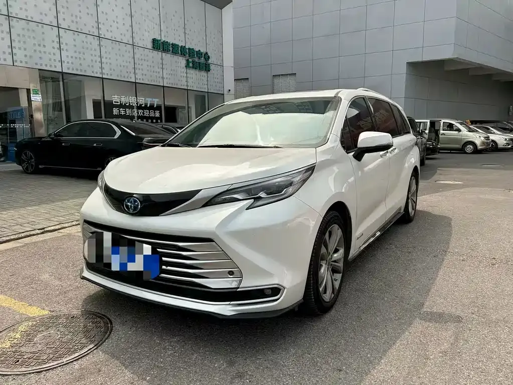 2023 Toyota Sienna 2.5L Hybrid Platinum