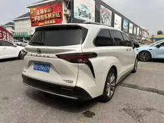 2023 Toyota Sienna 2.5L Hybrid Platinum, белый — фото 4