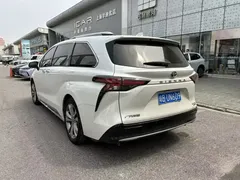 2023 Toyota Sienna 2.5L Hybrid Platinum, белый — фото 5