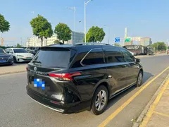 2021 Toyota Sienna 2.5L Hybrid Platinum, чёрный — фото 2