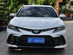 2021 Toyota Camry 2.5HGVP, белый — фото 2