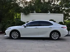 2021 Toyota Camry 2.5HGVP, белый — фото 3