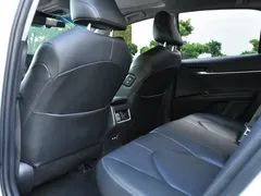 2021 Toyota Camry 2.5HGVP, белый — фото 7