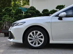 2021 Toyota Camry 2.5HGVP, белый — фото 15