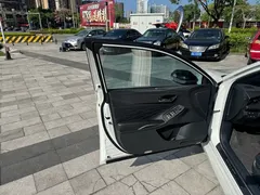 2019 Toyota Avalon Hybrid 2.5L XLE Premium, белый — фото 18