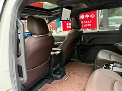 2021 Toyota Sienna 2.5L Hybrid Platinum, белый — фото 11