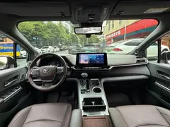 2021 Toyota Sienna 2.5L Hybrid Platinum, белый — фото 13