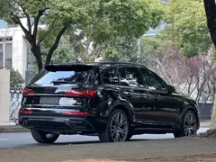 2023 Audi Q7 55 TFSI quattro S line, чёрный — фото 5