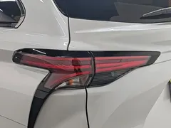2021 Toyota Sienna 2.5L Hybrid Premium, белый — фото 10