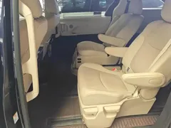 2021 Toyota Sienna 2.5L Hybrid Ultimate, синий — фото 11