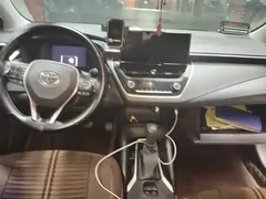 2023 Toyota Corolla 1.8L Hybrid Pioneer, белый — фото 12