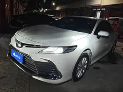 2021 Toyota Camry 2.0G Luxury, белый — фото 1