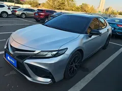 2021 Toyota Camry Hybrid 2.5HS Fashion, белый — фото 1