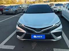 2021 Toyota Camry Hybrid 2.5HS Fashion, белый — фото 2