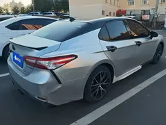 2021 Toyota Camry Hybrid 2.5HS Fashion, белый — фото 3