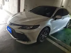 2023 Toyota Camry Hybrid 2.5HG Luxury, белый — фото 1