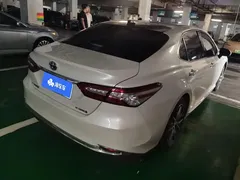 2023 Toyota Camry Hybrid 2.5HG Luxury, белый — фото 3