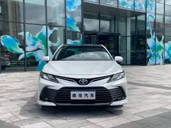 2021 Toyota Camry 2.5G Luxury, белый — фото 2