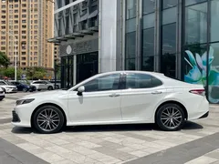 2021 Toyota Camry 2.5G Luxury, белый — фото 3