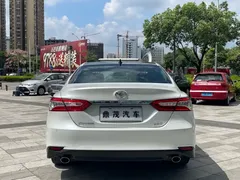 2021 Toyota Camry 2.5G Luxury, белый — фото 4
