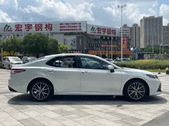 2021 Toyota Camry 2.5G Luxury, белый — фото 5