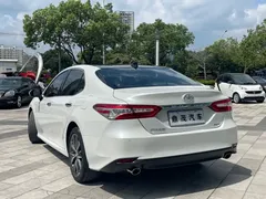 2021 Toyota Camry 2.5G Luxury, белый — фото 6