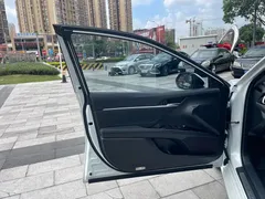 2021 Toyota Camry 2.5G Luxury, белый — фото 9