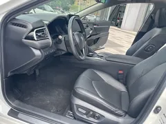 2021 Toyota Camry 2.5G Luxury, белый — фото 10