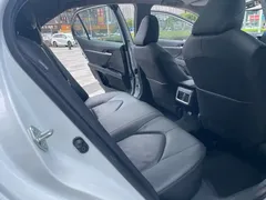 2021 Toyota Camry 2.5G Luxury, белый — фото 12