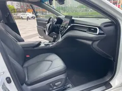 2021 Toyota Camry 2.5G Luxury, белый — фото 13
