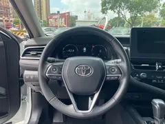 2021 Toyota Camry 2.5G Luxury, белый — фото 15