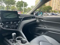 2021 Toyota Camry 2.5G Luxury, белый — фото 18