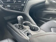 2021 Toyota Camry 2.5G Luxury, белый — фото 19