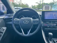 2022 Toyota Avalon Hybrid 2.5L Luxury, чёрный — фото 16