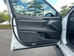 2023 Toyota Camry 2.0S Knight, белый — фото 4