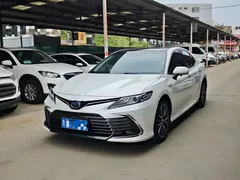 2023 Toyota Camry 2.5HG, белый — фото 1