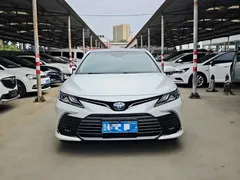 2023 Toyota Camry 2.5HG, белый — фото 2