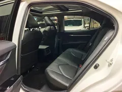2023 Toyota Camry 2.5HG, белый — фото 7