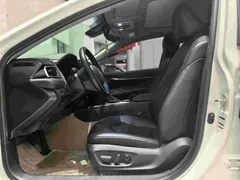 2021 Toyota Camry 2.5G Luxury, белый — фото 8
