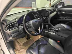 2021 Toyota Camry 2.5G Luxury, белый — фото 9