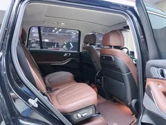 2023 BMW X7 xDrive40i Luxury Package, чёрный — фото 11