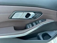2022 BMW 3 Series 320i Sport Package, белый — фото 13