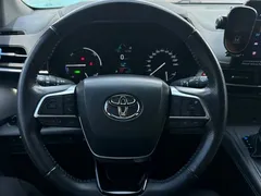 2023 Toyota Sienna 2.5L Hybrid Premium, белый — фото 7