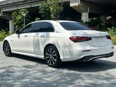 2021 Mercedes-Benz E-Class E 350 e L PHEV Sport Sedan, белый — фото 6