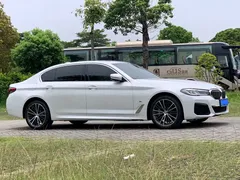 2022 BMW 5 Series 530Li M Sport Package, белый — фото 3