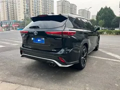 2021 Toyota Crown Kluger 2.5L HEV 4WD Premium, чёрный — фото 7