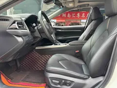 2021 Toyota Camry Hybrid 2.5HG Luxury, белый — фото 4